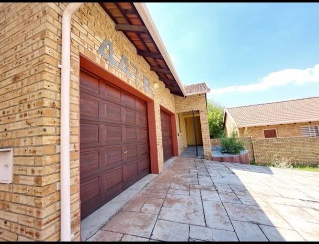 3 BEDROOM TOWNHOUSE FOR SALE IN THATCHFIELD